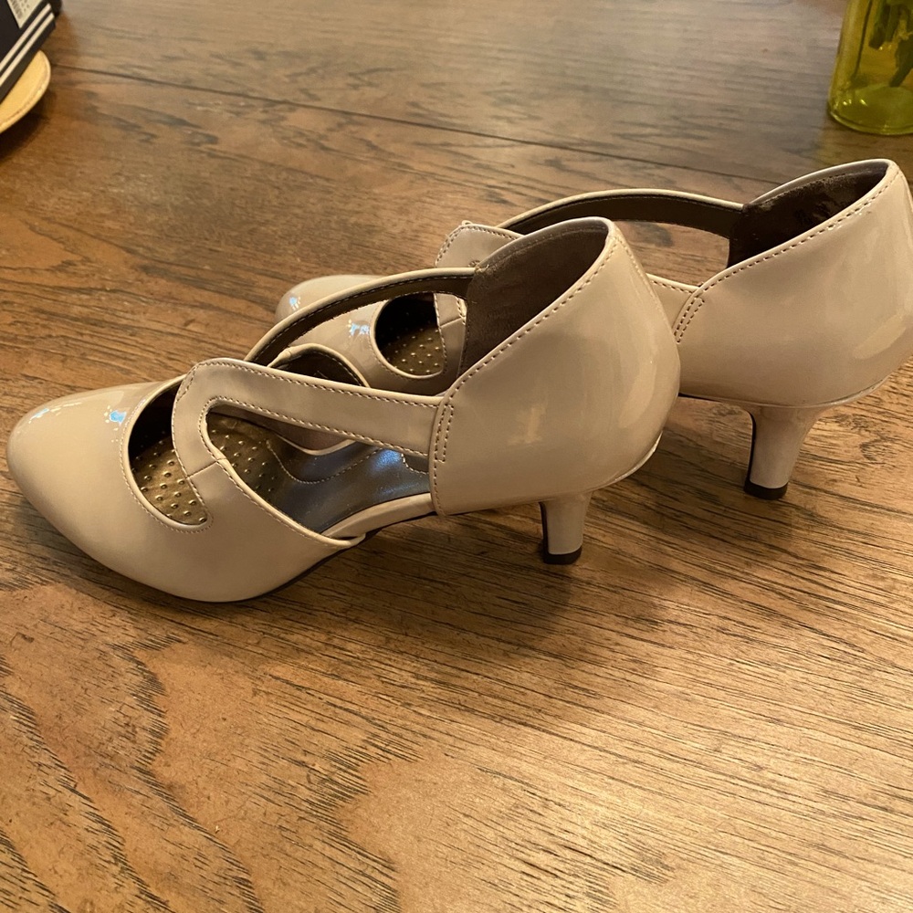 Pretty neutral,beige pump heels. New never worn. Life stride, soft system.
